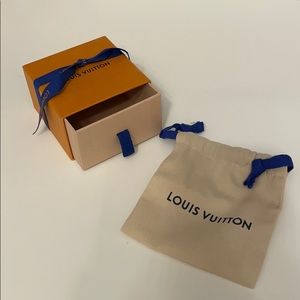 💯% Authentic Louis Vuitton Gift Box AND Duster!